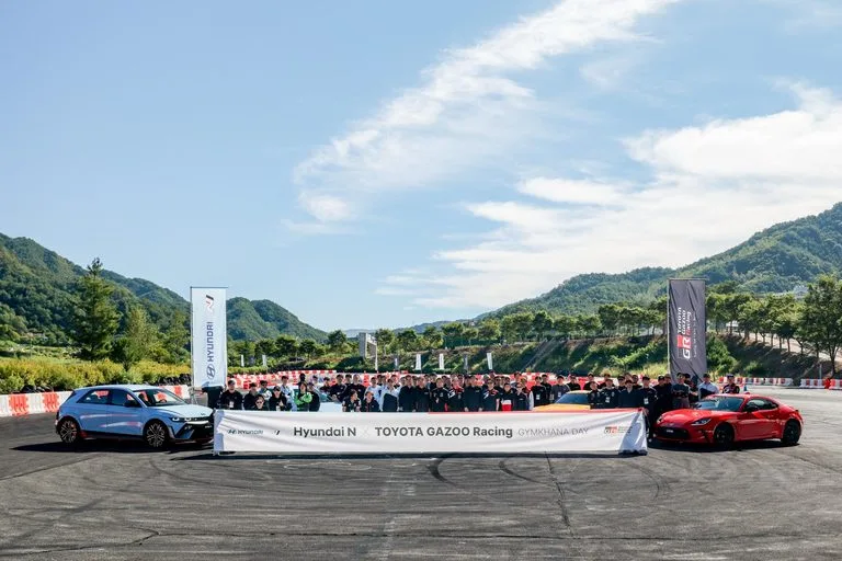 현대차, 현대 N과 토요타 GR 차주 20명씩(총 40명)을 비롯해 80여 명이 짐카나 데이 기념사진 촬영에 응하고 있다
