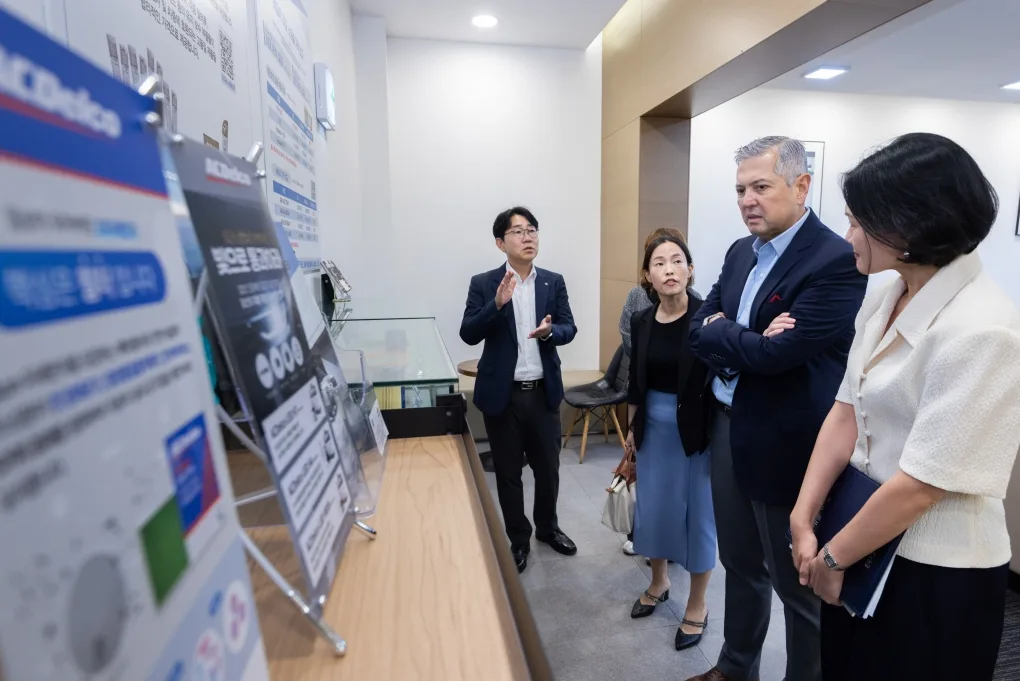GM 한국사업장, 전국 서비스센터 3분의 1 전기차 고난도 정비 역량 확보 2 사진 3 김원식 GM 한국사업장 수원서비스센터 센터장이 센터 운영 현황을 설명하고 있는 모습 1 https://mobilityground.com/wp-content/uploads/2026/09/사진-7-경기-남부권의-주요-서비스-거점인-GM-한국사업장-수원서비스센터-전경.webp