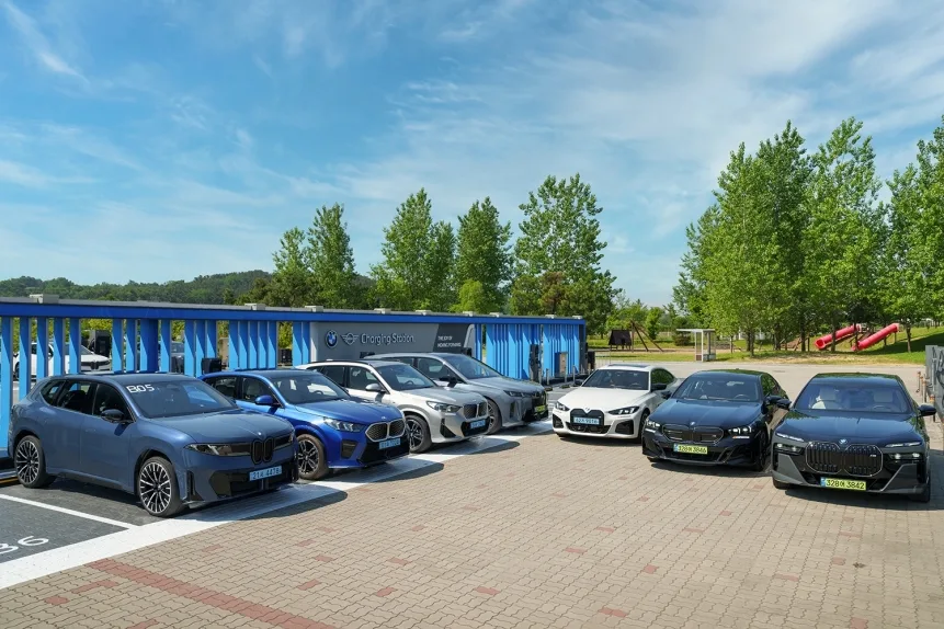 BMW 그룹, 순수전기차 누적 판매 200만 대 돌파…i3 출시 13년 만 3 사진 BMW 그룹 순수전기차 누적 200만 대 돌파… 국내에서도 수입 프리미엄 전기차 리더십 이어가 2 https://mobilityground.com/wp-content/uploads/2026/09/사진-BMW-그룹-순수전기차-누적-200만-대-돌파…-국내에서도-수입-프리미엄-전기차-리더십-이어가-1.webp