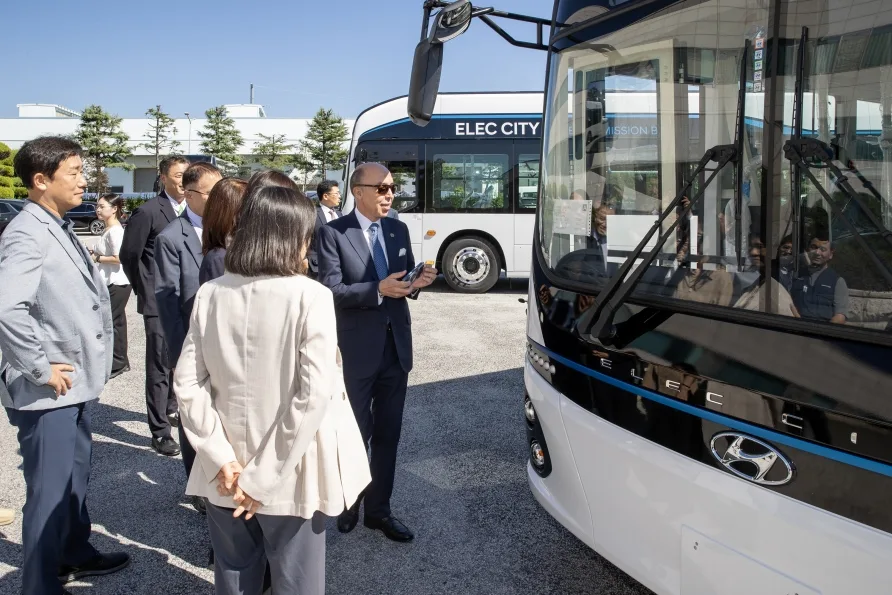 현대자동차 한국국제협력단과 모로코 마라케시에 일렉시티 15대 공급 1 사진2 1 https://mobilityground.com/wp-content/uploads/2026/09/사진2-1.webp