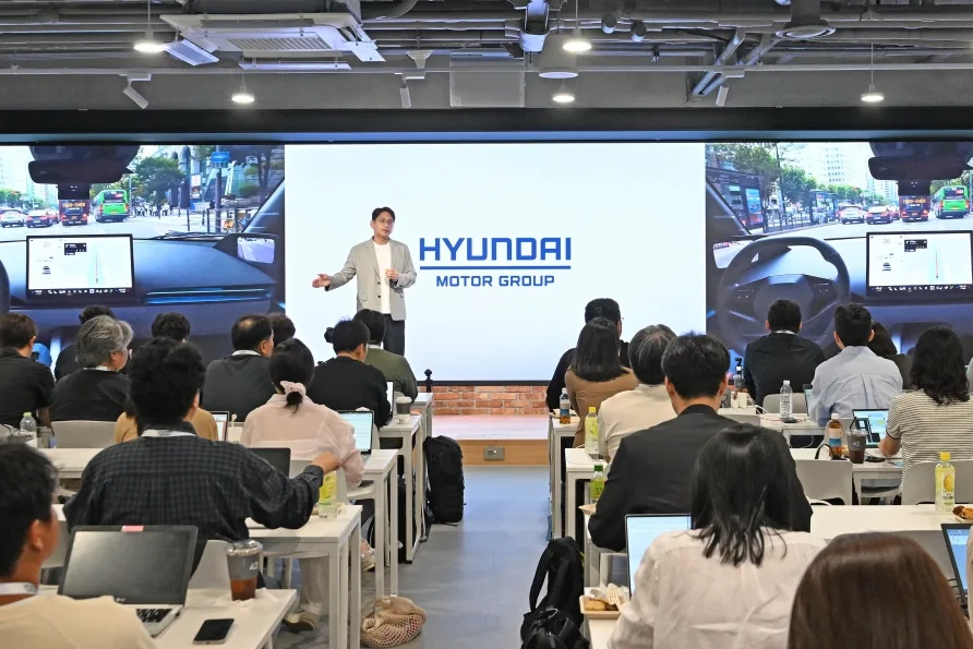 현대차그룹 자율주행 투 트랙 전략, 엔비디아 2028년·Atria AI 2029년 양산 로드맵 공개 2 사진3 현대차그룹 데이터 플라이휠 본격 가동… 서울 도심서 Atria AI 실력 공개 https://mobilityground.com/wp-content/uploads/2026/09/사진2-현대차그룹-데이터-플라이휠-본격-가동…-서울-도심서-Atria-AI-실력-공개.webp