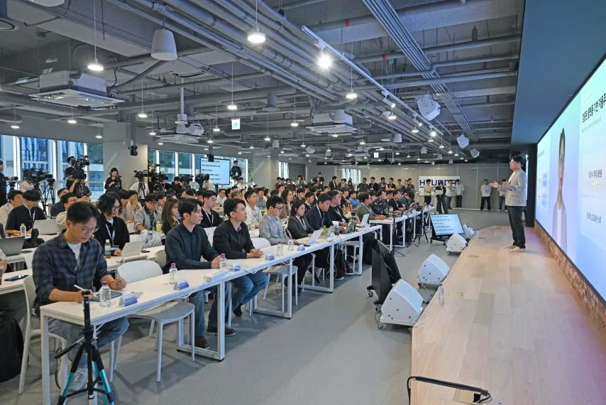 현대차그룹 자율주행 투 트랙 전략, 엔비디아 2028년·Atria AI 2029년 양산 로드맵 공개 3 사진4 현대차그룹 데이터 플라이휠 본격 가동… 서울 도심서 Atria AI 실력 공개 https://mobilityground.com/wp-content/uploads/2026/09/사진2-현대차그룹-데이터-플라이휠-본격-가동…-서울-도심서-Atria-AI-실력-공개.webp