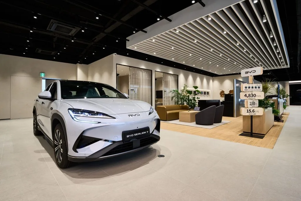 BYD코리아, 37번째 승용 전시장 'BYD Auto 평택' 오픈 3 사진자료 BYD Auto 평택 전시장 실내 1 https://mobilityground.com/wp-content/uploads/2026/09/사진자료-BYD-Auto-평택-전시장-외관-scaled.webp