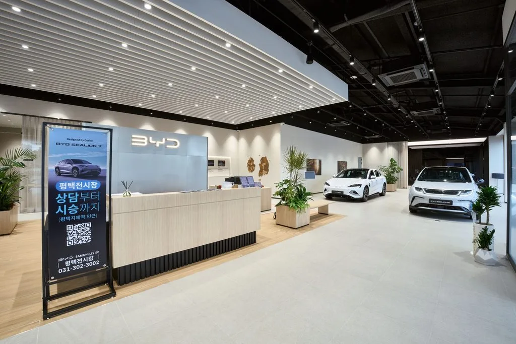 BYD코리아, 37번째 승용 전시장 'BYD Auto 평택' 오픈 2 사진자료 BYD Auto 평택 전시장 실내 2 https://mobilityground.com/wp-content/uploads/2026/09/사진자료-BYD-Auto-평택-전시장-외관-scaled.webp
