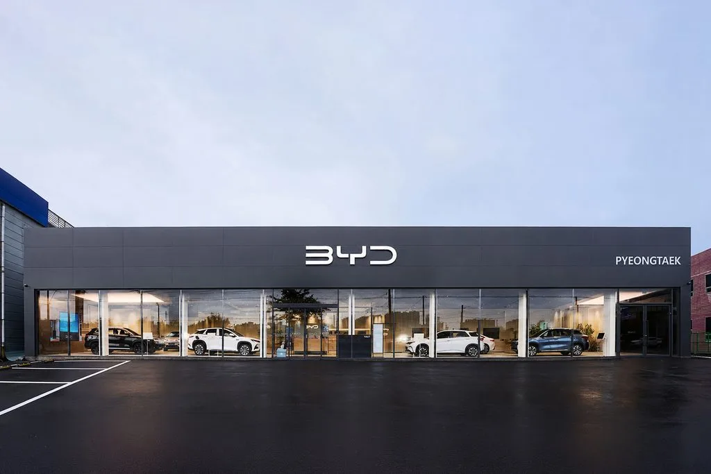BYD코리아, 37번째 승용 전시장 'BYD Auto 평택' 오픈 1 사진자료 BYD Auto 평택 전시장 외관 https://mobilityground.com/wp-content/uploads/2026/09/사진자료-BYD-Auto-평택-전시장-외관.webp