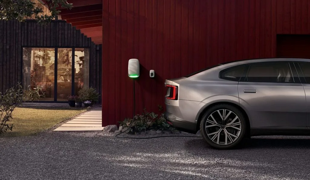 이미지 2 Volvo ES90 충전 장면 https://mobilityground.com/wp-content/uploads/2026/09/이미지-1-Volvo-ES90-정면.webp
