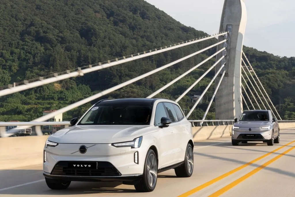 이미지 3 Volvo EX90 정측면 https://mobilityground.com/wp-content/uploads/2026/09/이미지-1-Volvo-ES90-정면.webp