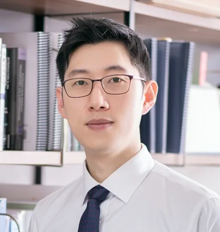LG에너지솔루션-서울대, LMR 배터리 가스 발생 원인 규명하고 대형 셀 상용화 조건 개발 3 참고사진1 서울대학교 화학부 임종우 교수 https://mobilityground.com/wp-content/uploads/2026/09/참고사진2-인터배터리-2026에서-공개된-LG에너지솔루션-LMR배터리.webp
