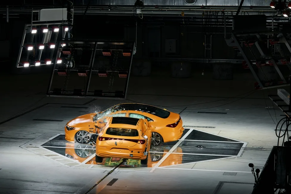 Mercedes-Benz Runs World's First Live Side-Impact Crash Test With Two Production CLAs 2 메르세데스-벤츠 CLA 충돌 실험, Mercedes-Benz puts CLA safety to the ultimate real-world test