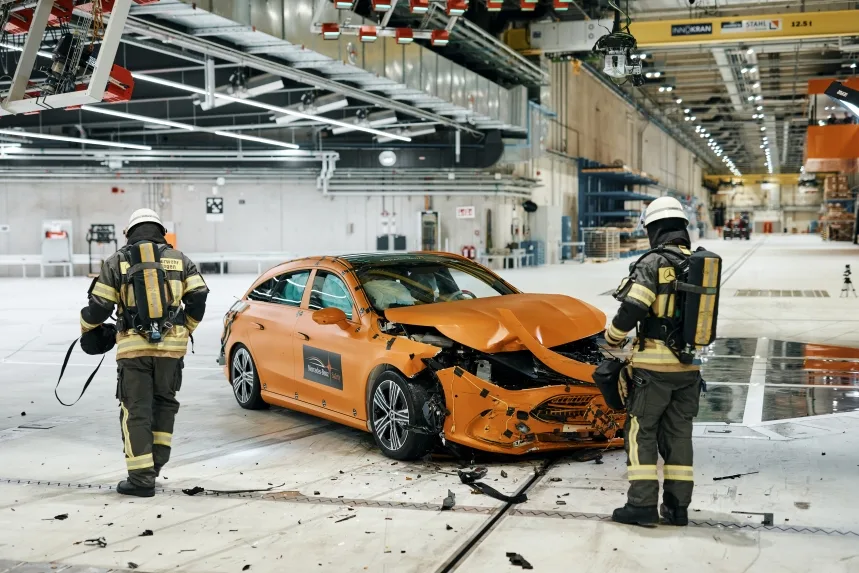 Mercedes-Benz Runs World's First Live Side-Impact Crash Test With Two Production CLAs 4 메르세데스-벤츠 CLA 충돌 실험, Mercedes-Benz puts CLA safety to the ultimate real-world test