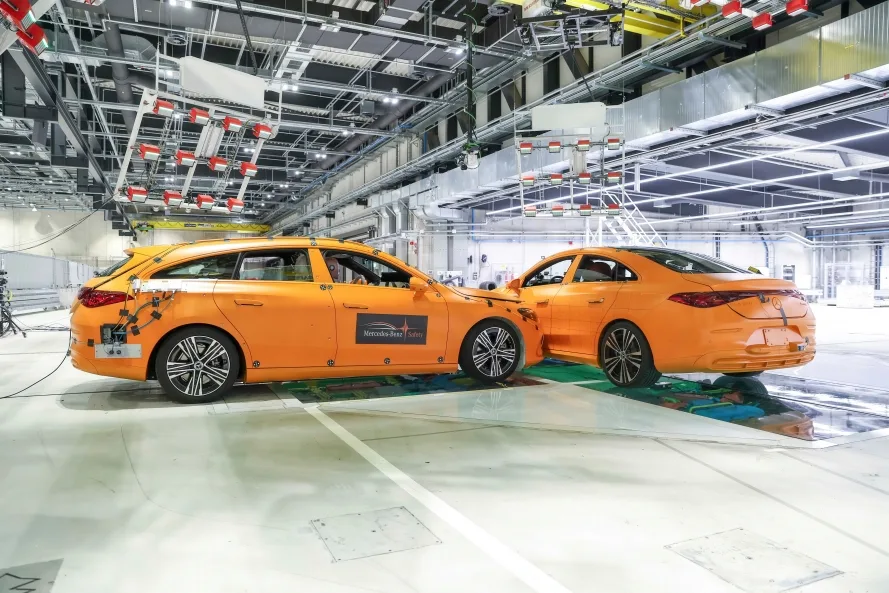 Mercedes-Benz Runs World's First Live Side-Impact Crash Test With Two Production CLAs 1 메르세데스-벤츠 CLA 충돌 실험, Mercedes-Benz puts CLA safety to the ultimate real-world test