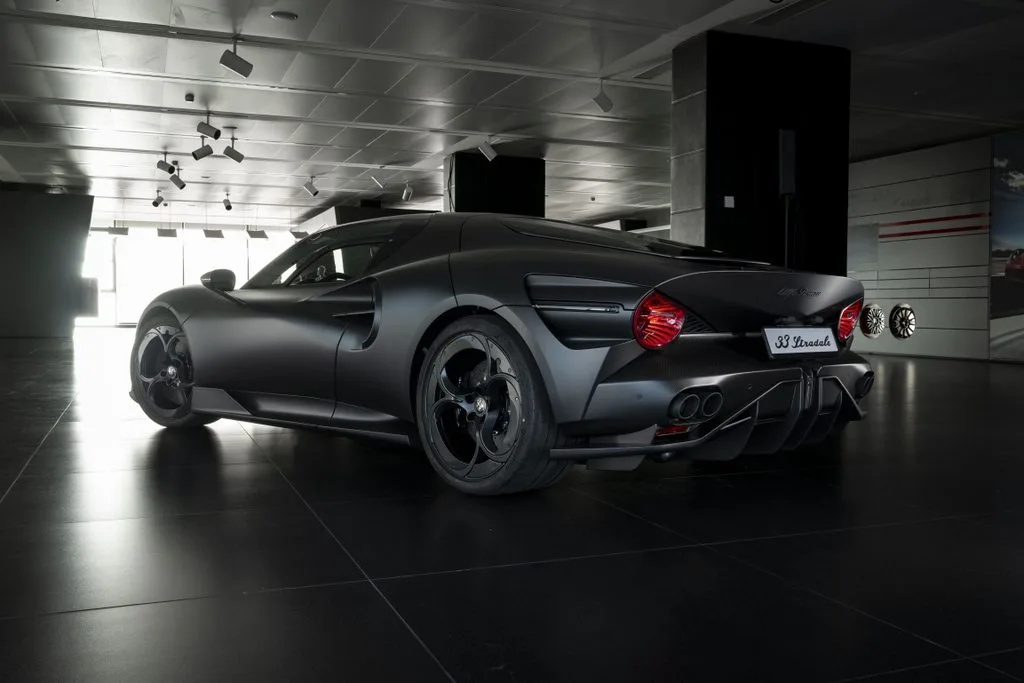 알파로메오 33 스트라달레 페를라 네라, Alfa Romeo 33 Stradale “Perla Nera®” unveiled at Alfa Romeo Museum