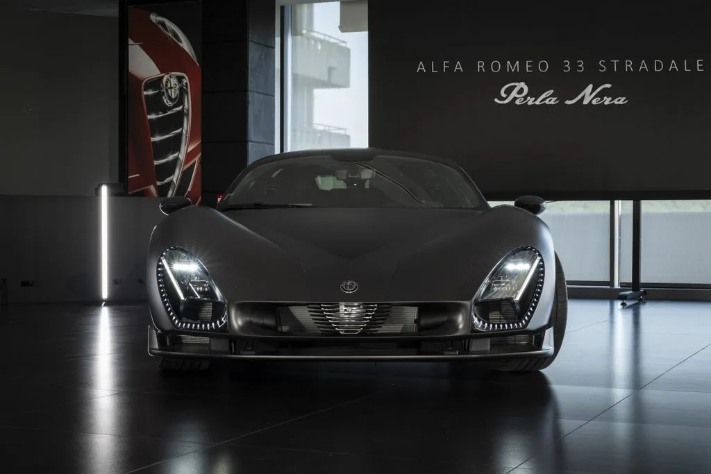 알파로메오 33 스트라달레 페를라 네라, Alfa Romeo 33 Stradale “Perla Nera®” unveiled at Alfa Romeo Museum