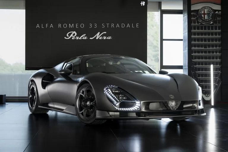 알파로메오 33 스트라달레 페를라 네라, Alfa Romeo 33 Stradale “Perla Nera®” unveiled at Alfa Romeo Museum