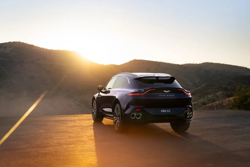 애스턴마틴 DBX GT 공개 — 727PS 유지하며 안락함 강화 4 Aston Martin DBX GT 17 https://mobilityground.com/wp-content/uploads/2026/10/Aston-Martin-DBX-GT_11.webp
