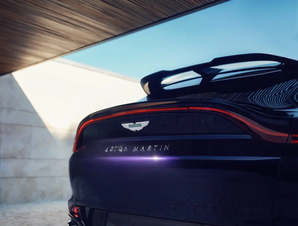 애스턴마틴 DBX GT 공개 — 727PS 유지하며 안락함 강화 6 Aston Martin DBX GT 7 https://mobilityground.com/wp-content/uploads/2026/10/Aston-Martin-DBX-GT_11.webp