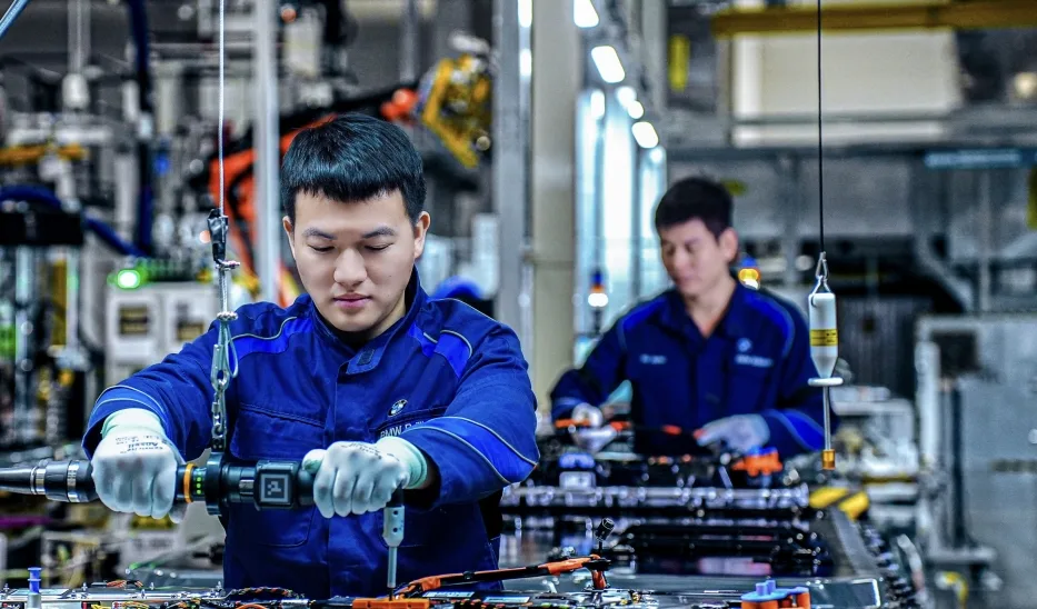 "에너지 밀도가 20% 넘게 높아졌다"…BMW, 6세대 배터리 중국서 양산 1 BMW Group begins series production of Gen6 high voltage batteries in Shenyang 3 https://mobilityground.com/wp-content/uploads/2026/10/BMW-Group-begins-series-production-of-Gen6-high-voltage-batteries-in-Shenyang-3.webp