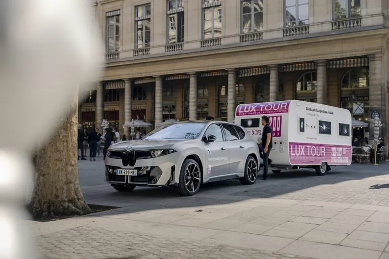 BMW iX3 BMW France and Reseau LUX Hit the Road for the Bicentenary of Photography. A travelling photography studio will tour France 1 https://mobilityground.com/wp-content/uploads/2026/10/BMW-iX3-BMW-France-and-Reseau-LUX-Hit-the-Road-for-the-Bicentenary-of-Photography.-A-travelling-photography-studio-will-tour-France-1.webp