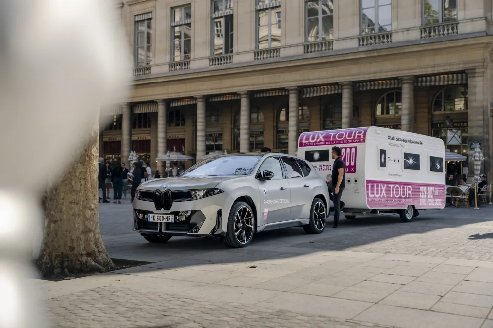 BMW iX3 BMW France and Reseau LUX Hit the Road for the Bicentenary of Photography. A travelling photography studio will tour France 1 https://mobilityground.com/wp-content/uploads/2026/10/BMW-iX3-BMW-France-and-Reseau-LUX-Hit-the-Road-for-the-Bicentenary-of-Photography.-A-travelling-photography-studio-will-tour-France-10.webp
