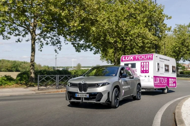 BMW iX3 BMW France and Reseau LUX Hit the Road for the Bicentenary of Photography. A travelling photography studio will tour France 10 https://mobilityground.com/wp-content/uploads/2026/10/BMW-iX3-BMW-France-and-Reseau-LUX-Hit-the-Road-for-the-Bicentenary-of-Photography.-A-travelling-photography-studio-will-tour-France-10.webp