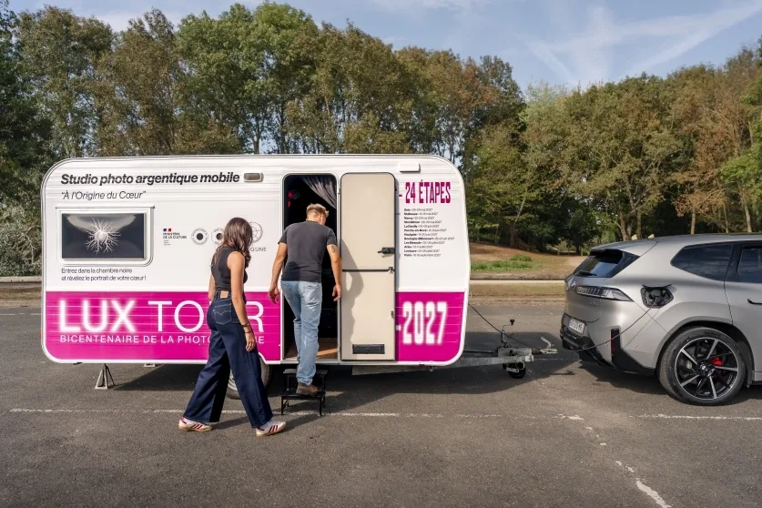 BMW iX3 BMW France and Reseau LUX Hit the Road for the Bicentenary of Photography. A travelling photography studio will tour France 13 https://mobilityground.com/wp-content/uploads/2026/10/BMW-iX3-BMW-France-and-Reseau-LUX-Hit-the-Road-for-the-Bicentenary-of-Photography.-A-travelling-photography-studio-will-tour-France-1.webp