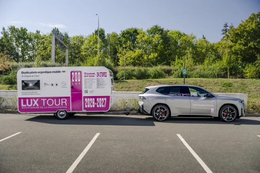 BMW iX3 BMW France and Reseau LUX Hit the Road for the Bicentenary of Photography. A travelling photography studio will tour France 7 https://mobilityground.com/wp-content/uploads/2026/10/BMW-iX3-BMW-France-and-Reseau-LUX-Hit-the-Road-for-the-Bicentenary-of-Photography.-A-travelling-photography-studio-will-tour-France-1.webp