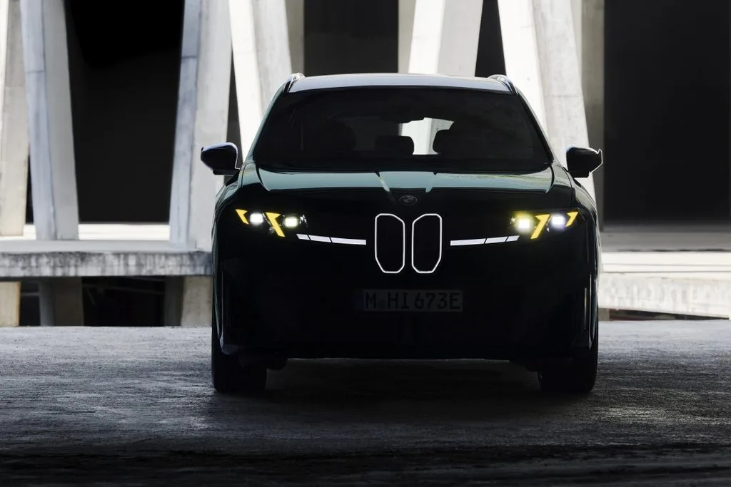 BMW iX3 M60 xDrive Debuts With 612 hp and a 3.9-Second 0-100 km/h Sprint 2 The new BMW iX3 M60 xDrive
