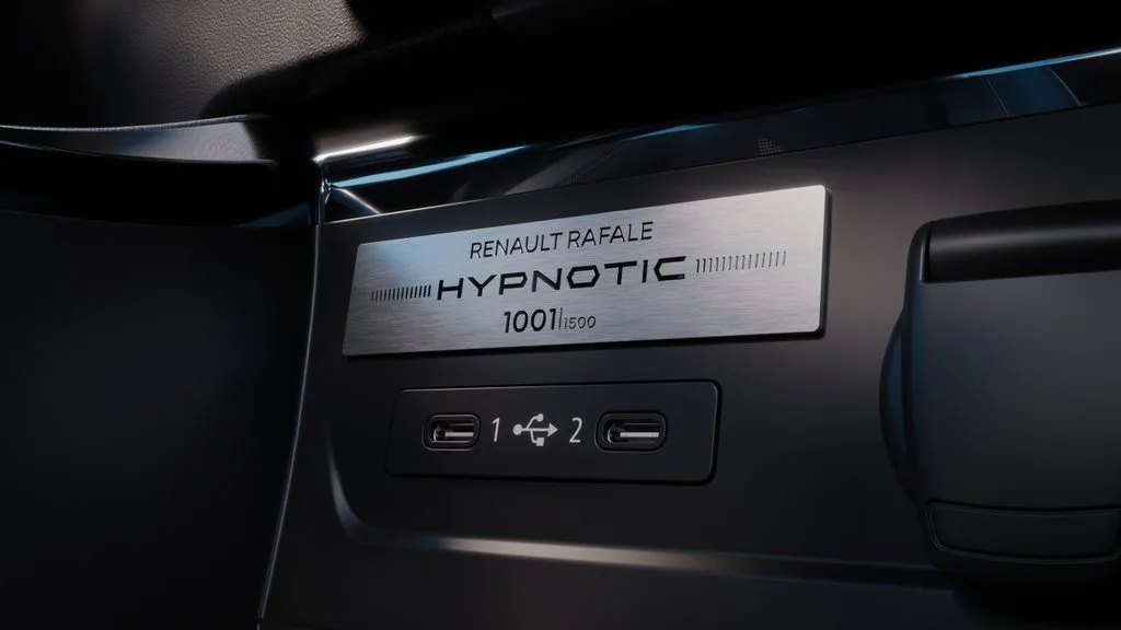 르노, 라팔 한정판 '힙노틱' 공개…유럽 1500대 한정 생산 6 Renault Rafale hypnotic Limited Edition 2 https://mobilityground.com/wp-content/uploads/2026/10/Renault-Rafale-hypnotic-Limited-Edition-15.webp