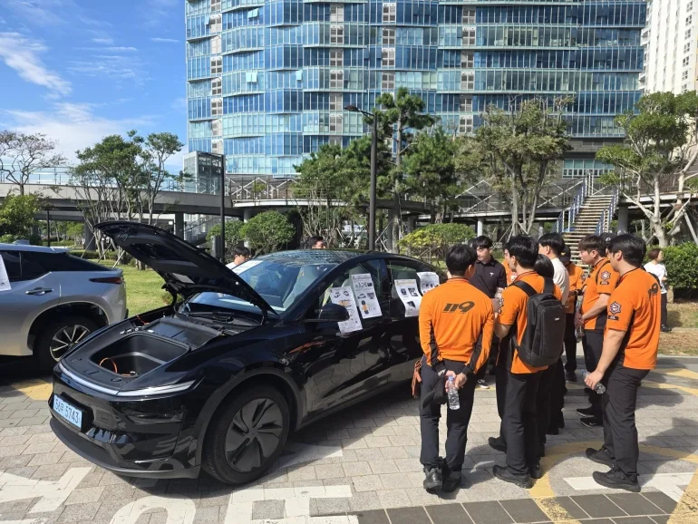 Tesla Korea 이미지 소방청·KATRI 안전 교육 https://mobilityground.com/wp-content/uploads/2026/10/사진자료3_볼보자동차코리아-전국-소방-구조대원-대상-전기차-안전-교육-실시-EX90의-안전-구조를-설명하는-볼보자동차코리아-김부규-부장.webp