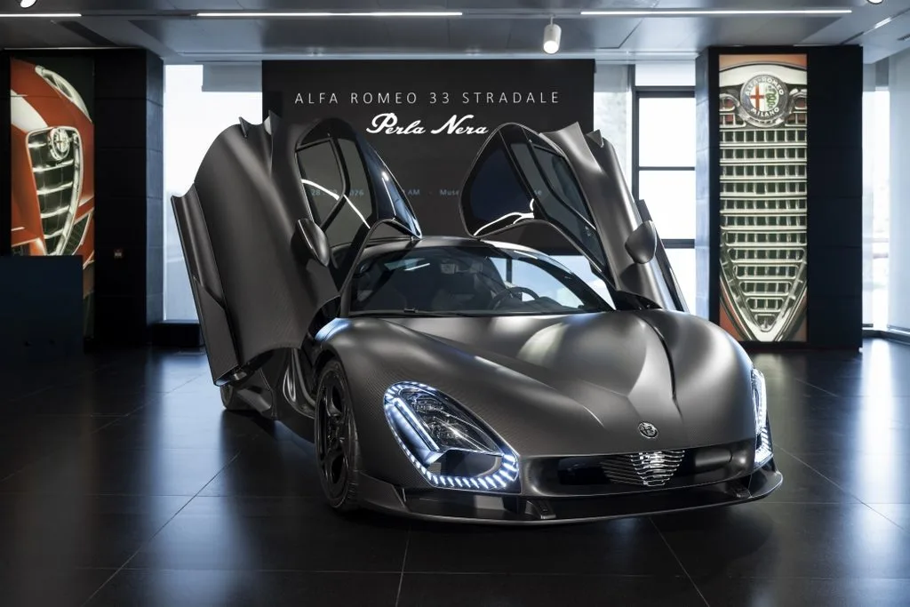 알파로메오 33 스트라달레 페를라 네라, Alfa Romeo 33 Stradale “Perla Nera®” unveiled at Alfa Romeo Museum