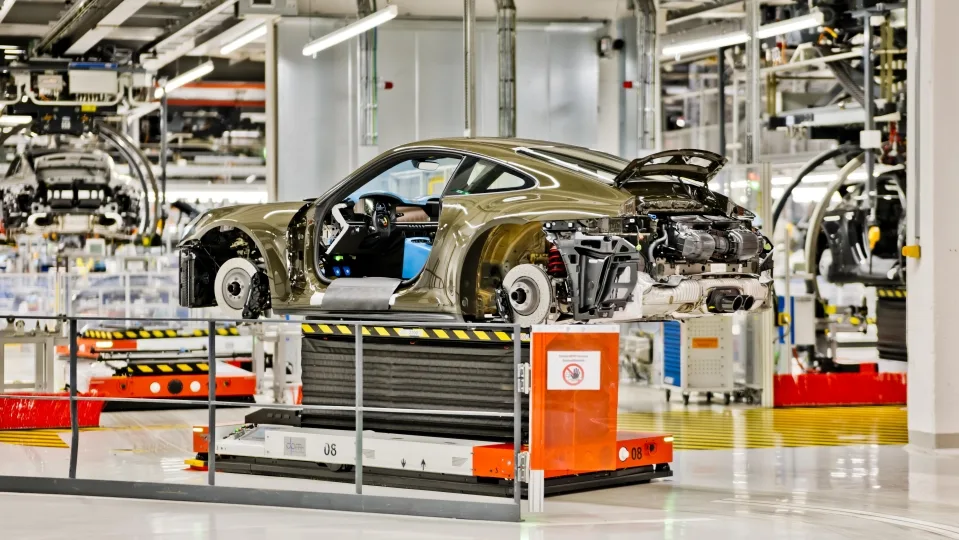 포르쉐 911 GT3, Hand-finished: how the GT3 Bergsport is brought to life in Zuffenhausen