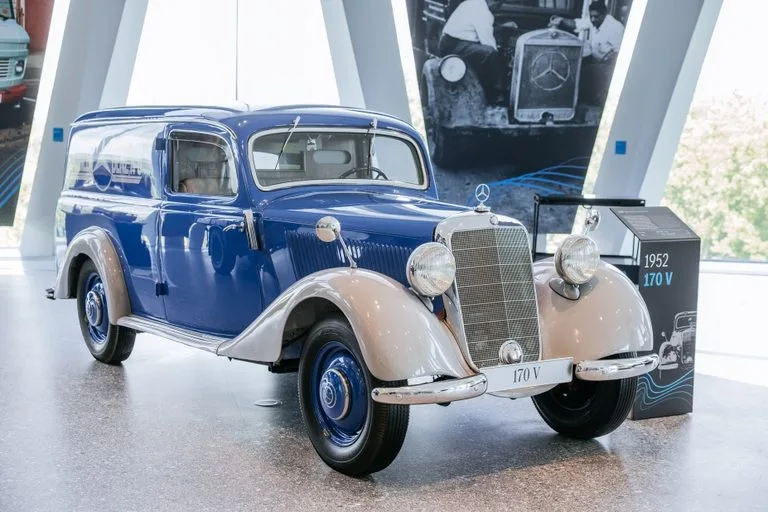메르세데스-벤츠 박물관 - A rarity in Mercedes blue Mercedes-Benz 170 V Customer Service of 1952 (2)
