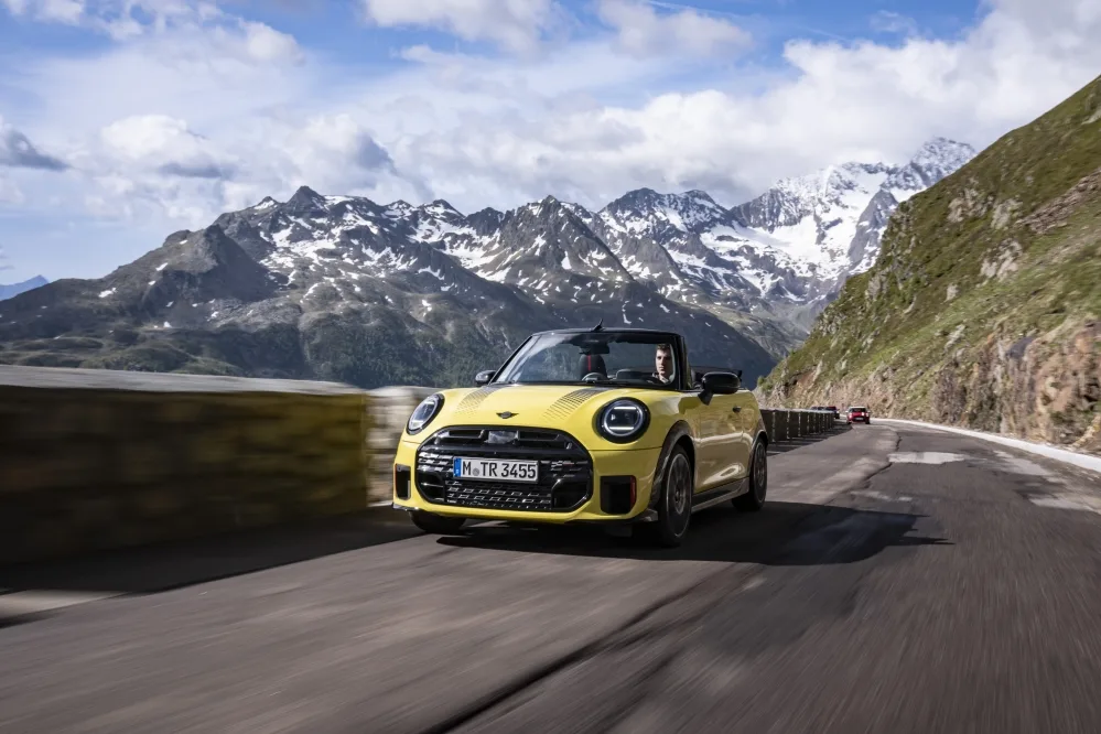 미니 존쿠퍼웍스 컨퍼터블 The MINI John Cooper Works Convertible Top Performance under the open sky. 2 https://mobilityground.com/wp-content/uploads/2026/10/미니-존쿠퍼웍스-컨퍼터블-The-MINI-John-Cooper-Works-Convertible-Top-Performance-under-the-open-sky.-2.webp