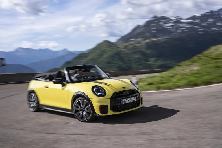 미니 존쿠퍼웍스 컨퍼터블 - The MINI John Cooper Works Convertible Top Performance under the open sky. (5)
