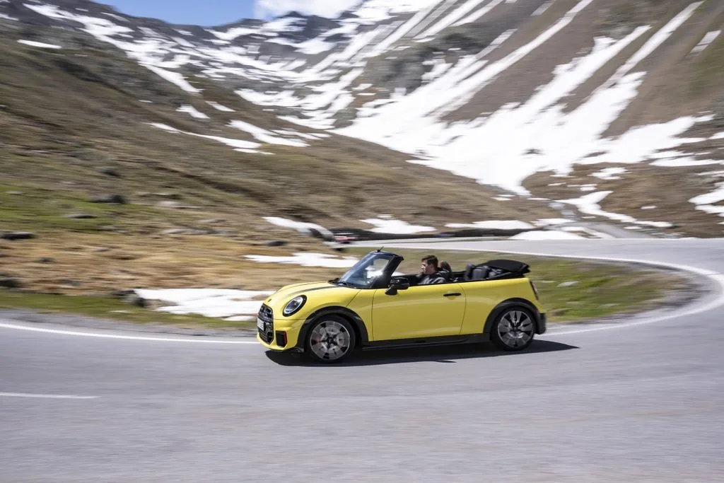 MINI JCW Convertible Reaches 100 km/h in 6.4 Seconds 2 미니 존쿠퍼웍스 컨퍼터블 - The MINI John Cooper Works Convertible Top Performance under the open sky. (2)