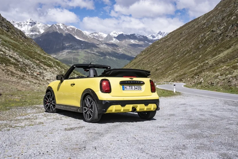 미니 존쿠퍼웍스 컨퍼터블 The MINI John Cooper Works Convertible Top Performance under the open sky. 8 https://mobilityground.com/wp-content/uploads/2026/10/미니-존쿠퍼웍스-컨퍼터블-The-MINI-John-Cooper-Works-Convertible-Top-Performance-under-the-open-sky.-2.webp