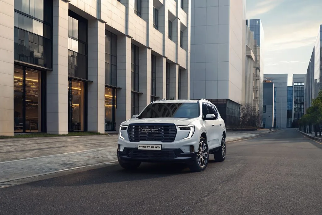 사진 3 GMC ‘아카디아 https://mobilityground.com/wp-content/uploads/2026/10/사진-1-캐딜락-‘2026-더-뉴-에스컬레이드-ESV.webp