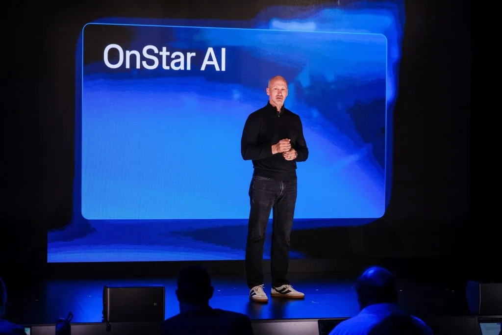 사진 3 ‘GM Forward 행사에서 온스타 AIOnStar AI를 소개하는 스털링 앤더슨 GM 최고제품책임자CPO https://mobilityground.com/wp-content/uploads/2026/10/사진-1-‘GM-Forward-행사에서-온스타-AIOnStar-AI를-소개하는-모습.webp