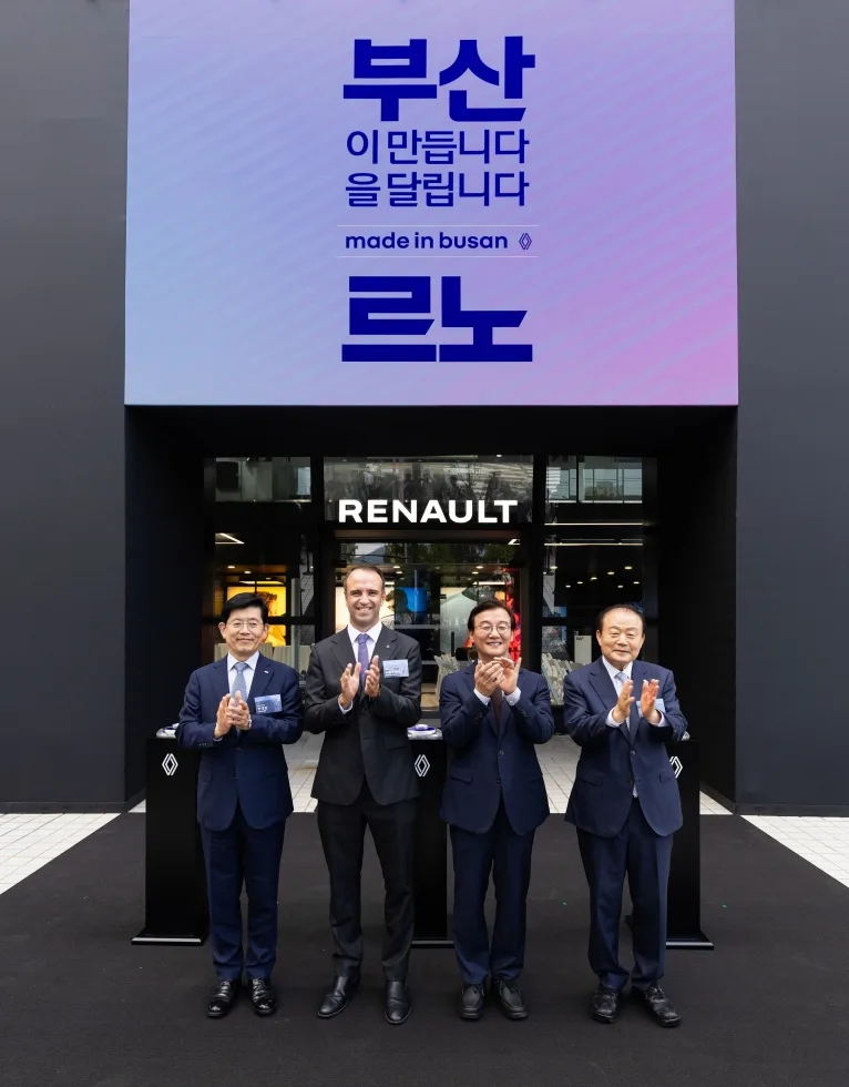 르노코리아, 1일 개최한 르노 동래 오픈행사에서 주요 참석자들이 기념 사진을 촬영하고 있다.