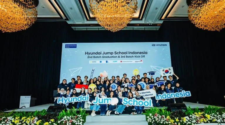 현대자동차그룹, 인도네시아 현대점프스쿨 2기와 3기 참여 대학생들이 함께 사진 촬영을 하는 모습
