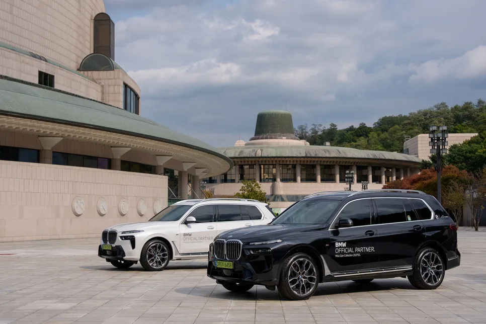 사진1 BMW 코리아 하이엔드 여성 의류 브랜드 미스지콜렉션 2027 SS 컬렉션 패션쇼에 럭셔리 클래스 의전 차량 지원 https://mobilityground.com/wp-content/uploads/2026/10/사진2-BMW-코리아-하이엔드-여성-의류-브랜드-미스지콜렉션-2027-SS-컬렉션-패션쇼에-럭셔리-클래스-의전-차량-지원.webp