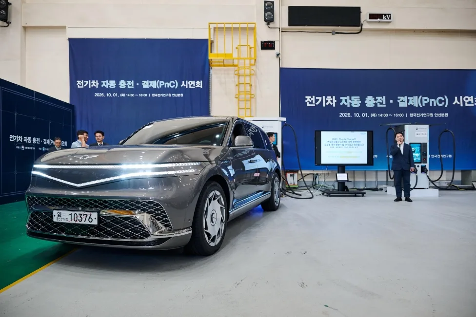 제네시스 GV90, 케이블만 꽂으면 결제까지 끝난다 — 2027년부터 바뀌는 충전 1 사진1 기후부·환경공단·현대차그룹 국가 플러그 앤 차지PnC 인증체계 첫선 https://mobilityground.com/wp-content/uploads/2026/10/사진1-기후부·환경공단·현대차그룹-국가-플러그-앤-차지PnC-인증체계-첫선.webp