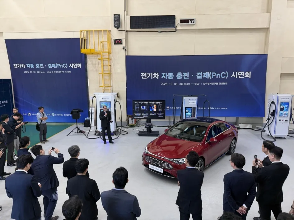 사진1 메르세데스 벤츠 코리아 기후부 ‘플러그 앤 차지PnC 시연 행사 참여 https://mobilityground.com/wp-content/uploads/2026/10/사진4-메르세데스-벤츠-코리아-기후부-‘플러그-앤-차지PnC-시연-행사-참여.webp