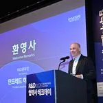 현대자동차, 현대차·기아 R&D본부장 만프레드 하러 사장이 인사말을 전하는 모습