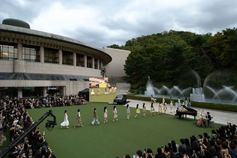 사진1-BMW 코리아 하이엔드 여성 의류 브랜드 미스지콜렉션 2027 SS 컬렉션 패션쇼에 럭셔리 클래스 의전 차량 지원