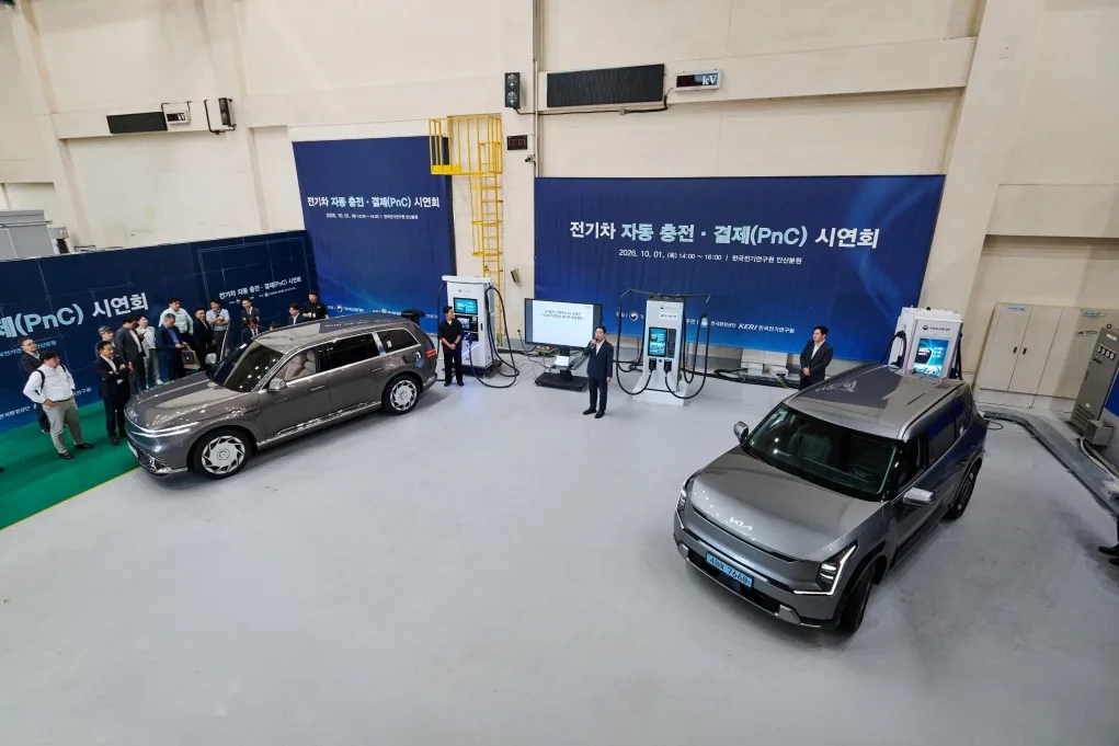 제네시스 GV90, 케이블만 꽂으면 결제까지 끝난다 — 2027년부터 바뀌는 충전 3 사진2 기후부·환경공단·현대차그룹 국가 플러그 앤 차지PnC 인증체계 첫선 https://mobilityground.com/wp-content/uploads/2026/10/사진1-기후부·환경공단·현대차그룹-국가-플러그-앤-차지PnC-인증체계-첫선.webp