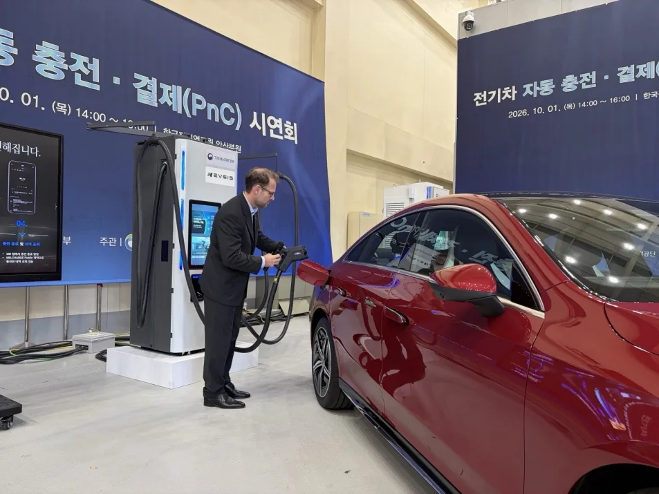 사진2 메르세데스 벤츠 코리아 기후부 ‘플러그 앤 차지PnC 시연 행사 참여 https://mobilityground.com/wp-content/uploads/2026/10/사진4-메르세데스-벤츠-코리아-기후부-‘플러그-앤-차지PnC-시연-행사-참여.webp
