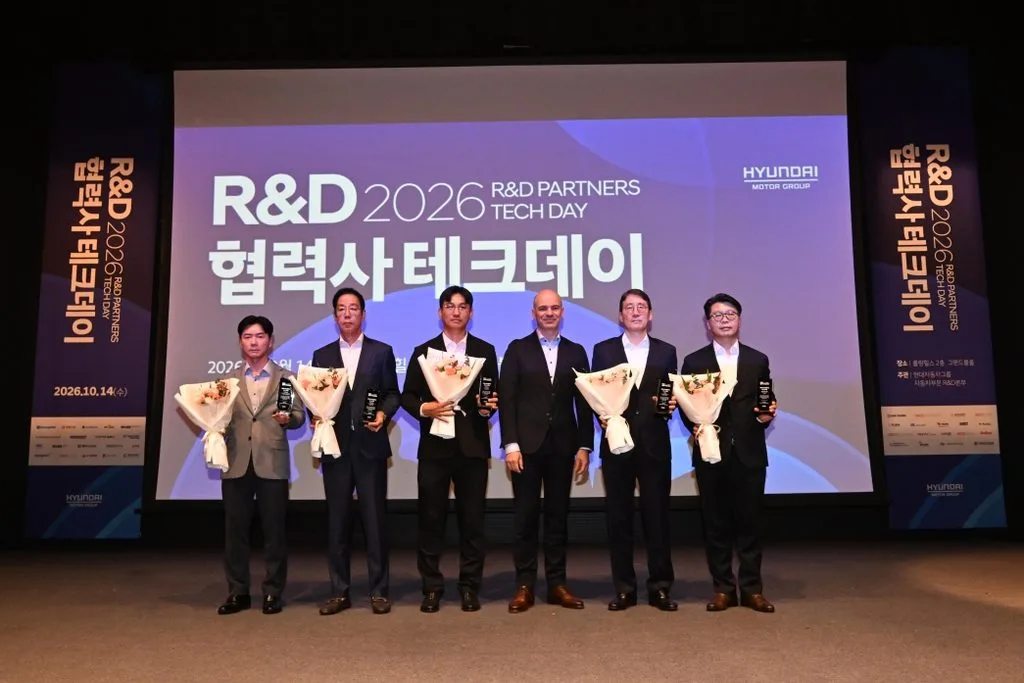 사진3 수상 기념촬영 모습 좌측부터 동희산업 이태희 총괄사장 경창산업 차석주 부회장 대동도어 송승철 사장 만프레드 하러 사장 화신 정서진 사장 클라리오스 델코 김광식 부문장 https://mobilityground.com/wp-content/uploads/2026/10/사진1-현대차·기아-RD본부장-만프레드-하러-사장이-인사말을-전하는-모습.webp