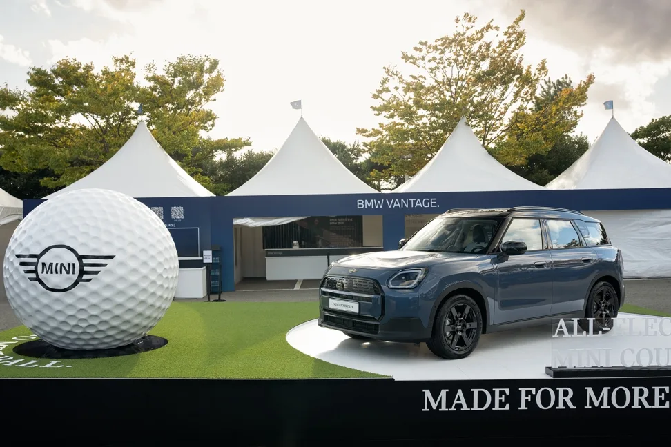 신형 BMW 7시리즈·X5, 골프 대회장서 국내 첫 공개 4 사진4 BMW 레이디스 챔피언십 2026 차량 전시 디 올 일렉트릭 MINI 컨트리맨 https://mobilityground.com/wp-content/uploads/2026/10/사진1-BMW-레이디스-챔피언십-2026-차량-전시_더-뉴-BMW-7시리즈.webp