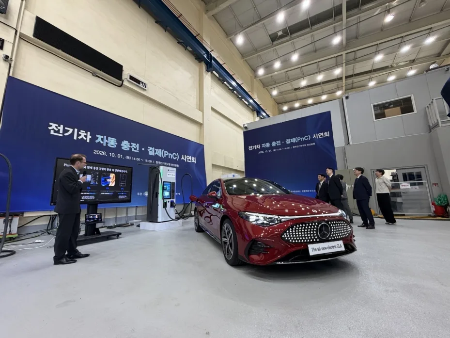 사진4 메르세데스 벤츠 코리아 기후부 ‘플러그 앤 차지PnC 시연 행사 참여 https://mobilityground.com/wp-content/uploads/2026/10/사진4-메르세데스-벤츠-코리아-기후부-‘플러그-앤-차지PnC-시연-행사-참여.webp